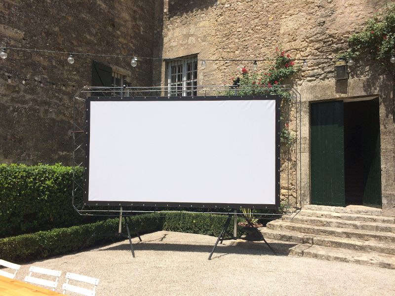 Exemple de montage Ecran de projection 16/9e diagonale 4,50m sur cadre